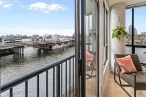 Waterfront Stay With Balcony And Bbq