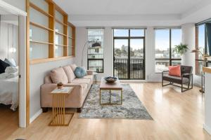 Waterfront Stay With Balcony And Bbq