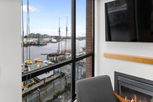 Waterfront Stay With Balcony And Bbq
