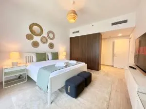 Dar Vacation - Bright & Stylish 2 BR with Pool View, Near Burj AlArab - Dubai