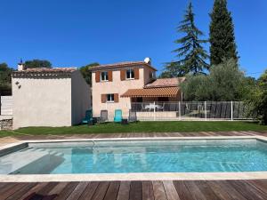 Havre de paix en Provence : maison avec piscine