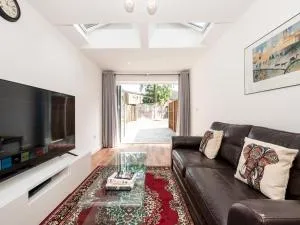 Spacious 3-Bedroom House in Colindale - Free Parking Garden Pass The Keys - Wealdstone