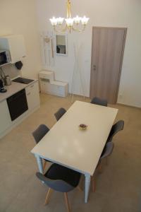 City Centre Apartment with Parking