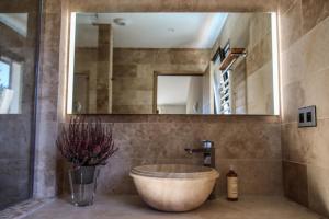 Sejours chez l'habitant Villa des Anemones : Chambre Double - Vue sur Piscine