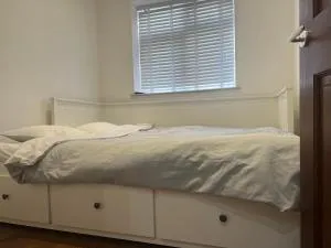 Self contain studio with room, double bed, kitchen - 诺斯伍德