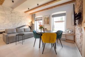 Steel And Wood Apartment