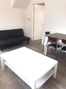 Bassett Hse, 3 bdr, Free Onsite Parking, Supper Fast Wifi, 4 beds,