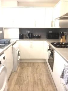 Bassett Hse, 3 bdr, Free Onsite Parking, Supper Fast Wifi, 4 beds,