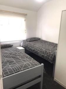 Bassett Hse, 3 bdr, Free Onsite Parking, Supper Fast Wifi, 4 beds,