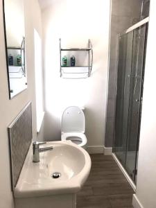 Bassett Hse, 3 bdr, Free Onsite Parking, Supper Fast Wifi, 4 beds,