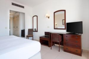 Twin Room with Balcony and  Sea View room in Valentin Son Bou