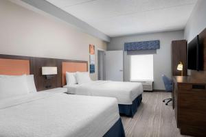 Double Room with Two Queen Beds and Bath Tub - Mobility Access room in Hampton Inn Louisville Airport Fair/Expo Center