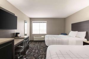 Queen Room with Two Queen Beds and Bath Tub - Mobility Accessible/Non-Smoking room in La Quinta Inn & Suites by Wyndham San Antonio North Stone Oak