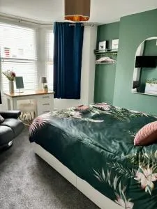 Stylish and Chic Seaside Apartment - Great Wakering