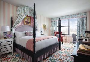 Graduate King Room - Mobility Accessible room in Graduate Nashville