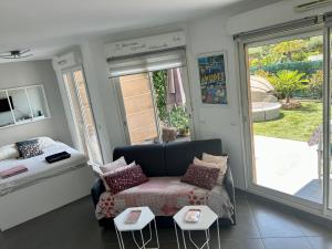 Joli studio climatisé avec Jardin dans résidence avec piscine