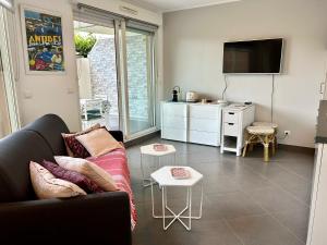 Joli studio climatisé avec Jardin dans résidence avec piscine