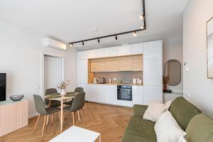 Charming 1 BD Apartment by Domvia