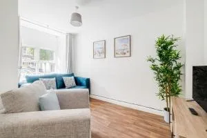 Modern & comfortable 4 bed house - Woolstone