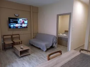 Sam's View City Heart Tripoli - Beautiful Apartment With Backyard - Manthiréa