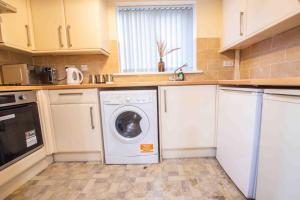 Beautiful, Peaceful, 5 Bedroom home with Hot Tub!