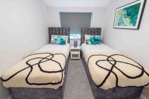 Beautiful, Peaceful, 5 Bedroom home with Hot Tub!