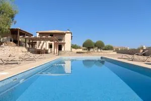 Nestor Villa, with Heated Pool & Absolute Privacy - Roumelí
