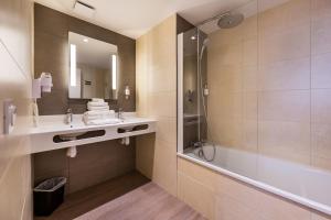 Hotels Brit Hotel Ploermel - Hotel de l'Hippodrome : photos des chambres