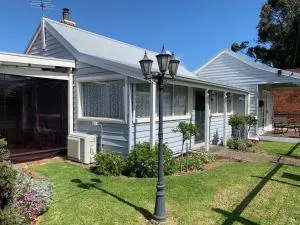 That Seaside Cottage - Fully equipped home, 4 Bedrooms on the foreshore - Lang Lang