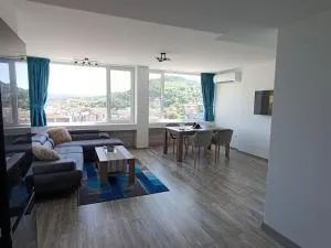 Balkan Tower Deluxe - Tschetakowzi