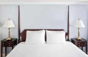 Deluxe King Room with Fireplace room in Harraseeket Inn