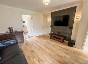 Glasgow Central - Entire house - Free Parking , Free super fast Wifi , Private garden & Parking security