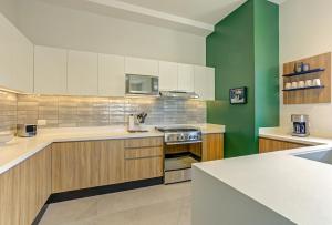 Oasis Luxury Penthouse 3 Bed Condo with Views, Pools