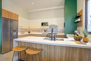 Oasis Luxury Penthouse 3 Bed Condo with Views, Pools