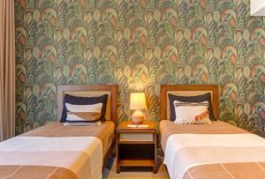 Oasis Luxury Penthouse 3 Bed Condo with Views, Pools