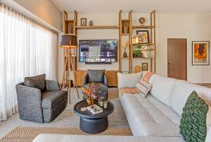 Oasis Luxury Penthouse 3 Bed Condo with Views, Pools