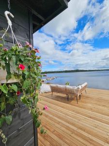 Skandinaavinen mökki rannalla