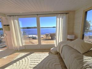 Skandinaavinen mökki rannalla