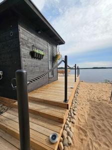 Skandinaavinen mökki rannalla