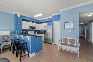 Stunning Beachfront Condo, Walk to Pier Park,Pools