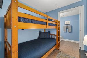 Stunning Beachfront Condo, Walk to Pier Park,Pools