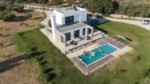 Villa & Stone House with Pool, 10 Mins to Skala Eressos Beach - 斯卡拉埃雷索