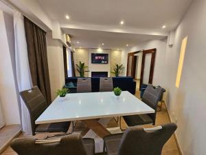 Ultra central Luxury 3Br 2bath Apt & Amazing Views