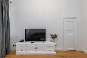 Riverside 1 BD Central Apartment by Hostlovers