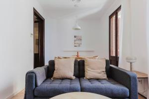 Blueground Vila de Gràcia balcony elev washer BCN-148