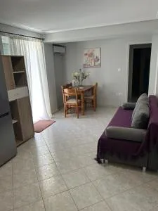 Παραλιακό διαμέρισμα με αυλή - Mavrovoúni