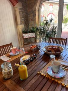 B&B / Chambres d'hotes DOMAINE DES FRANCHISES - Beaujolais Village - Charme et authenticite au coeur des Pierres dorees : photos des chambres