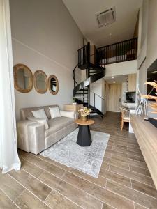 Beautiful! Brand New Apt old town