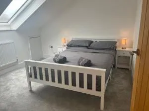 TIDY 3 BEDROOM HOUSE - 2 DOUBLE ROOMS & 1 TWIN ROOM - 2 BATHROOMS - MULTIPLE PARKING x - Kingscote