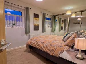 Cheerful 2 Bedroom Home with Off-road parking